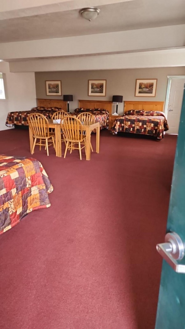 Yellowstone Country Inn image 5